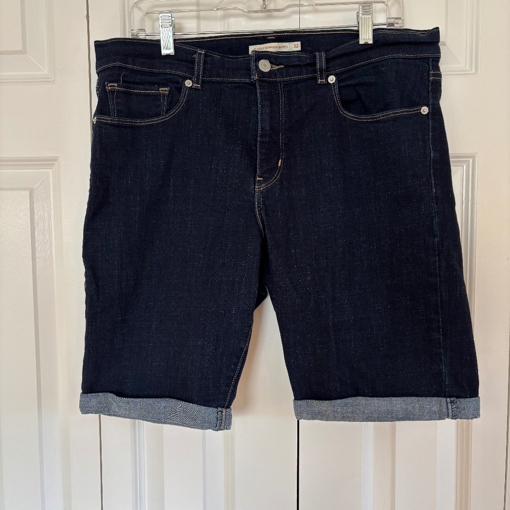 SUMMER SALE! Levis Classic Bermuda Shorts Denim length 9.5" size 32